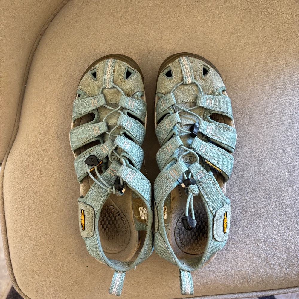 KEEN WALKING /HIKING SHOES